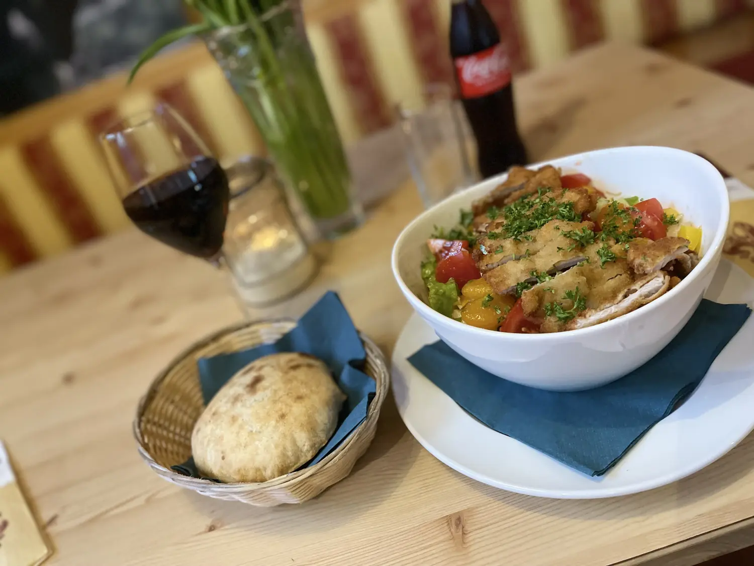 Ein Hähnchen-Gemüse-Gericht, serviert in einer weißen Schüssel. Vom Restaurant Topinambur