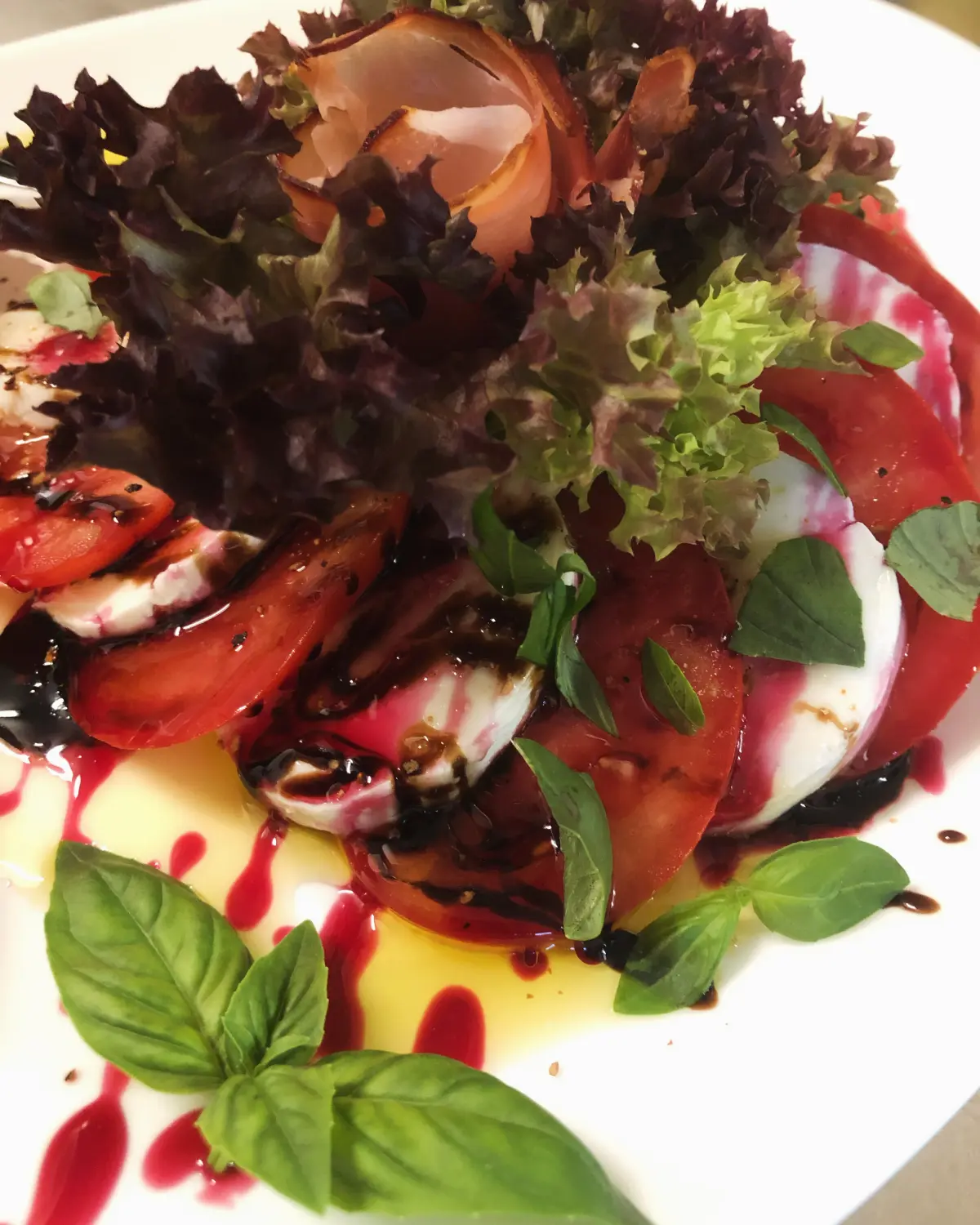 Ein Erdbeerkuchen oder ein ähnliches Dessert mit Schlagsahne und frischen Erdbeeren vom Restaurant Topinambur