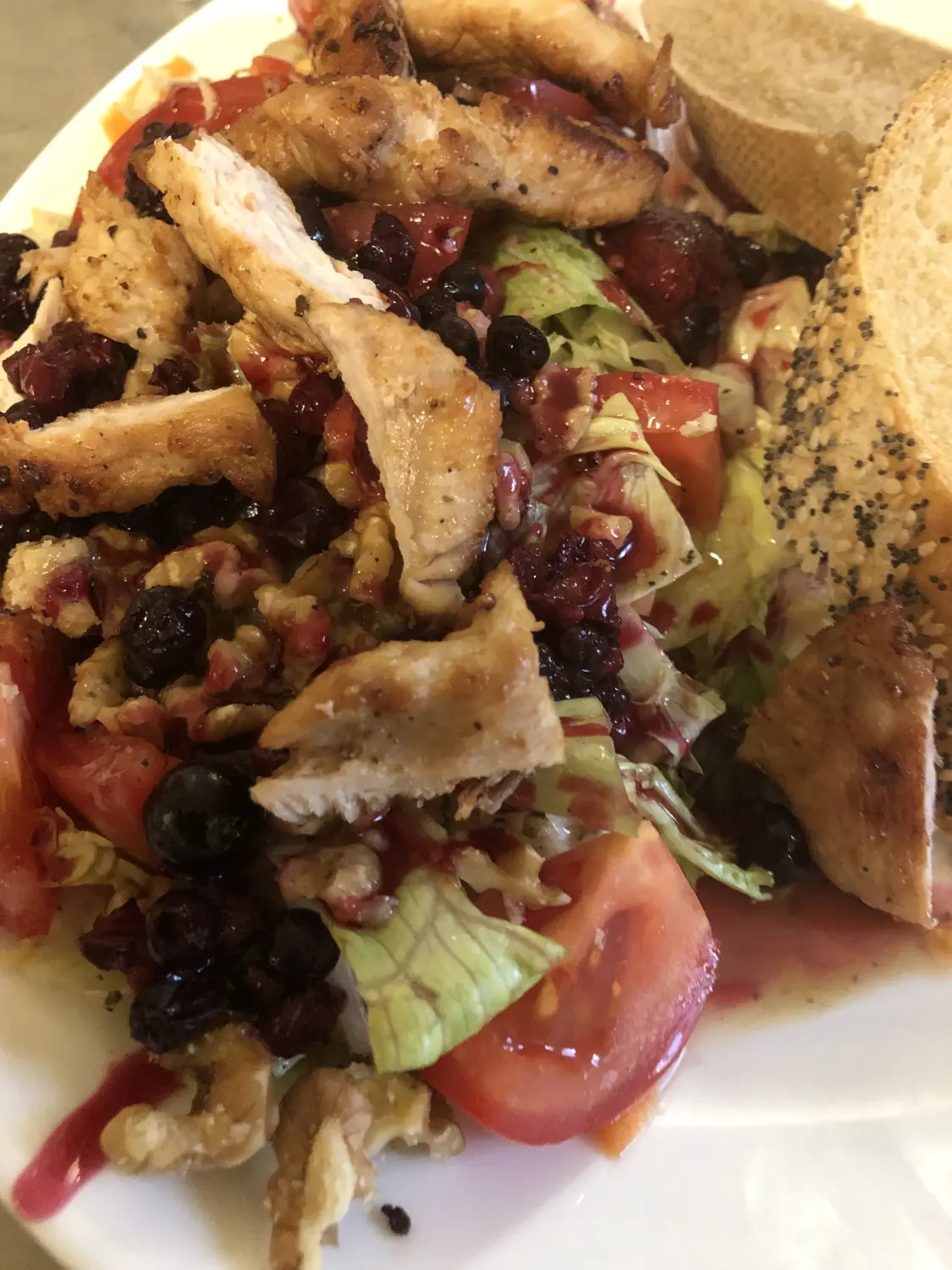 Caprese-Salat, Kräuterbrot, Getränk und Gläser Restaurant Topinambur