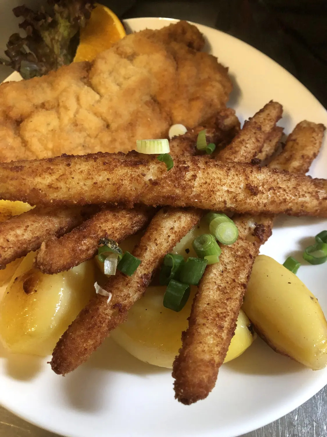 Wiener Schnitzel, ein österreichischer Klassiker. Restaurant Topinambur