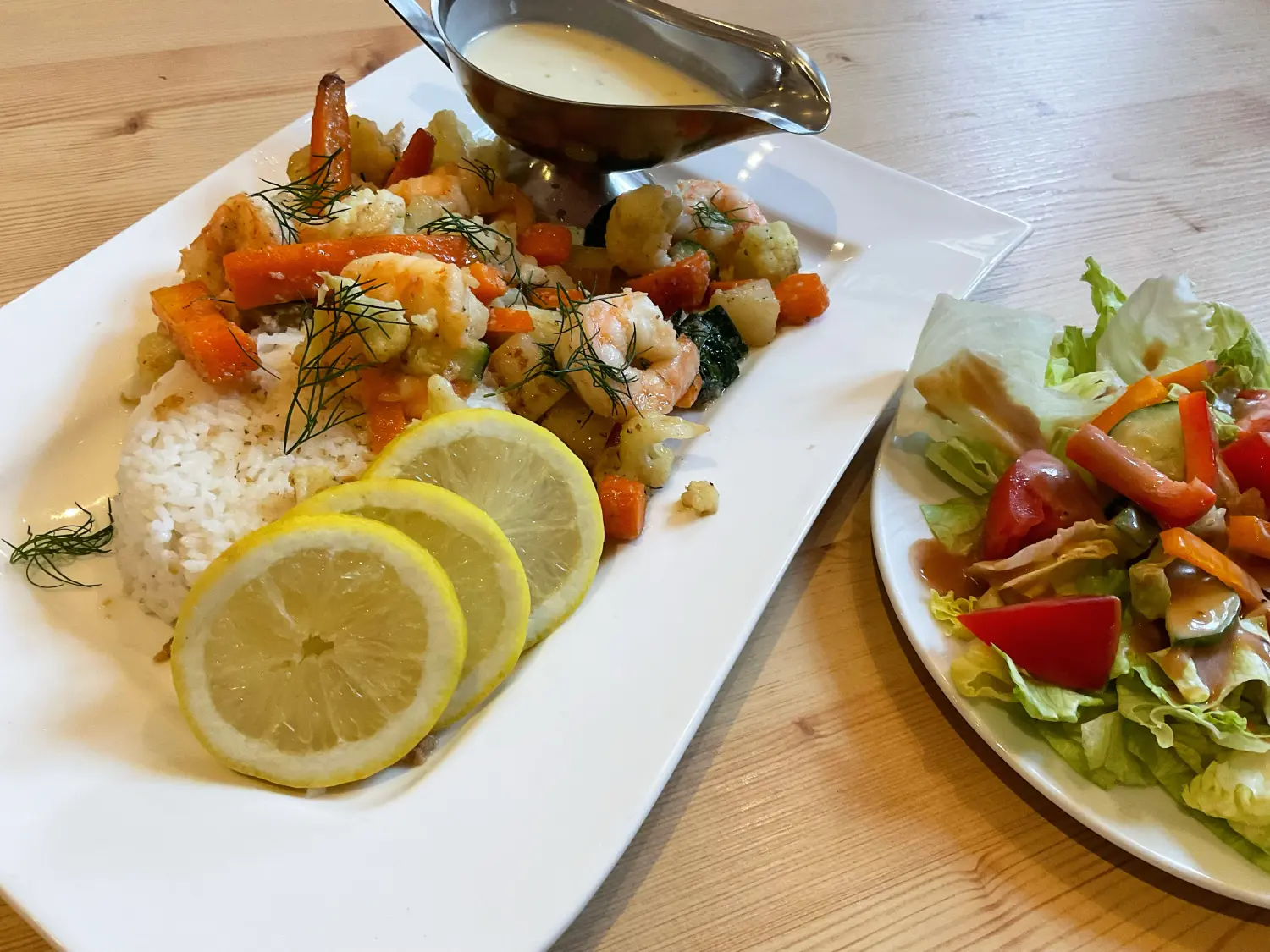 Ein klassischer italienischer Caprese-Salat, oft als Vorspeise (Antipasti) serviert. Restaurant Topinambur