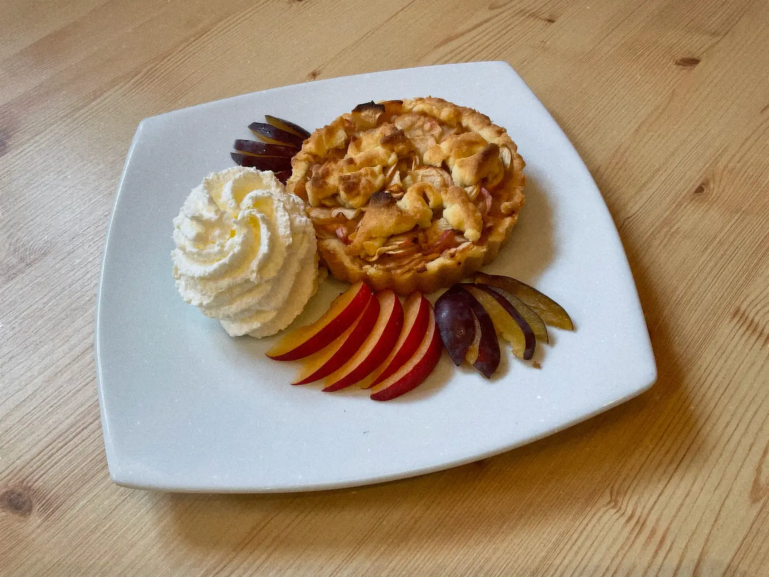 Restaurant Topinambur: Ein klassisches Dessert mit einem Teigboden, gefüllt mit Äpfeln, oft gewürzt und gesüßt
