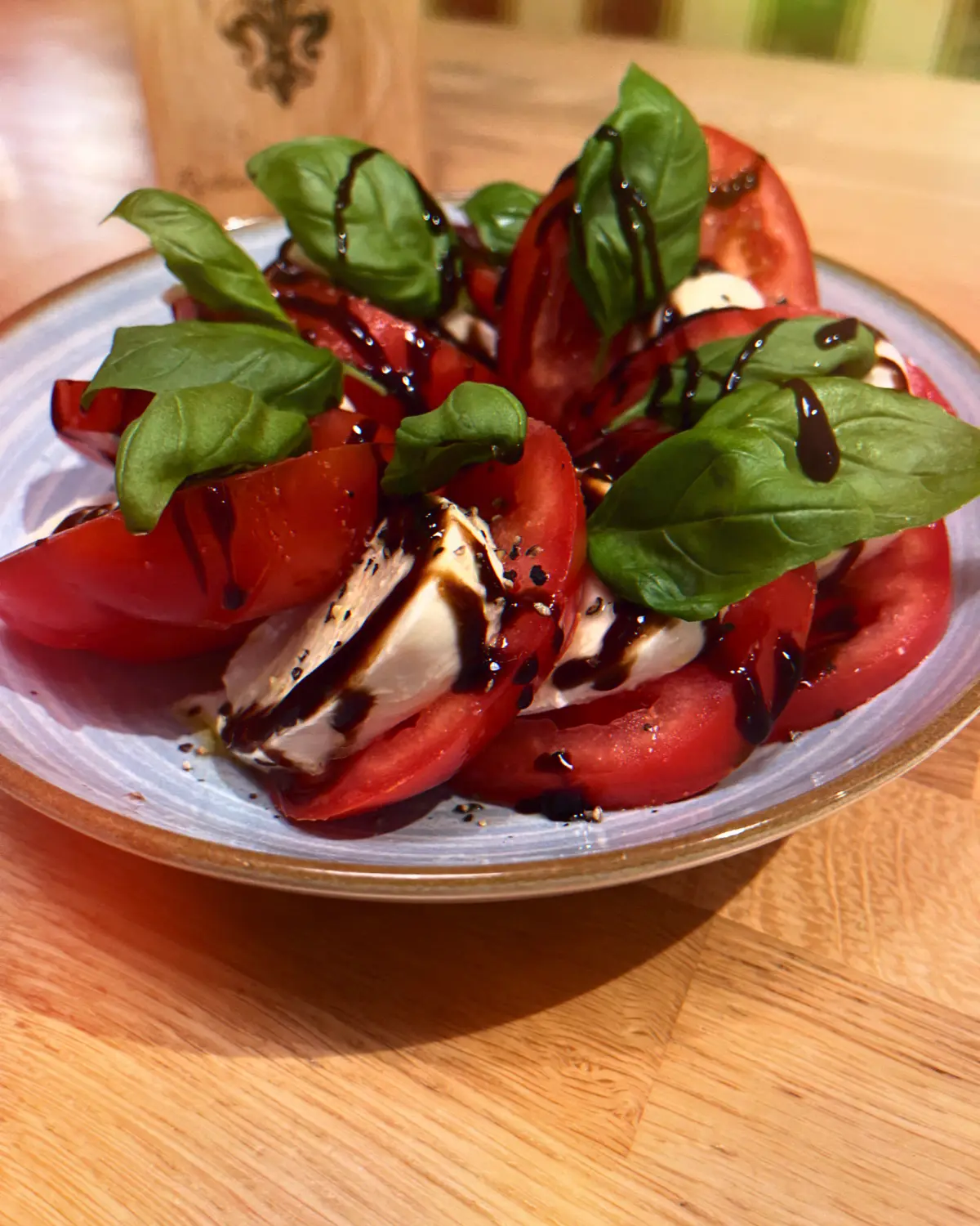 Ein klassischer italienischer Caprese-Salat, oft als Vorspeise (Antipasti) serviert. Restaurant Topinambur