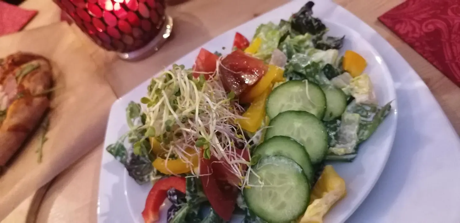 Ein klassischer italienischer Caprese-Salat, oft als Vorspeise serviert