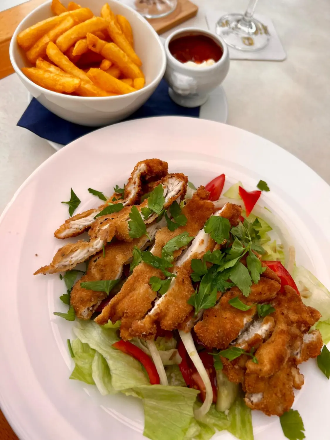 Hähnchenschnitzel oder panierte Hähnchenkoteletts. Restaurant Topinambur