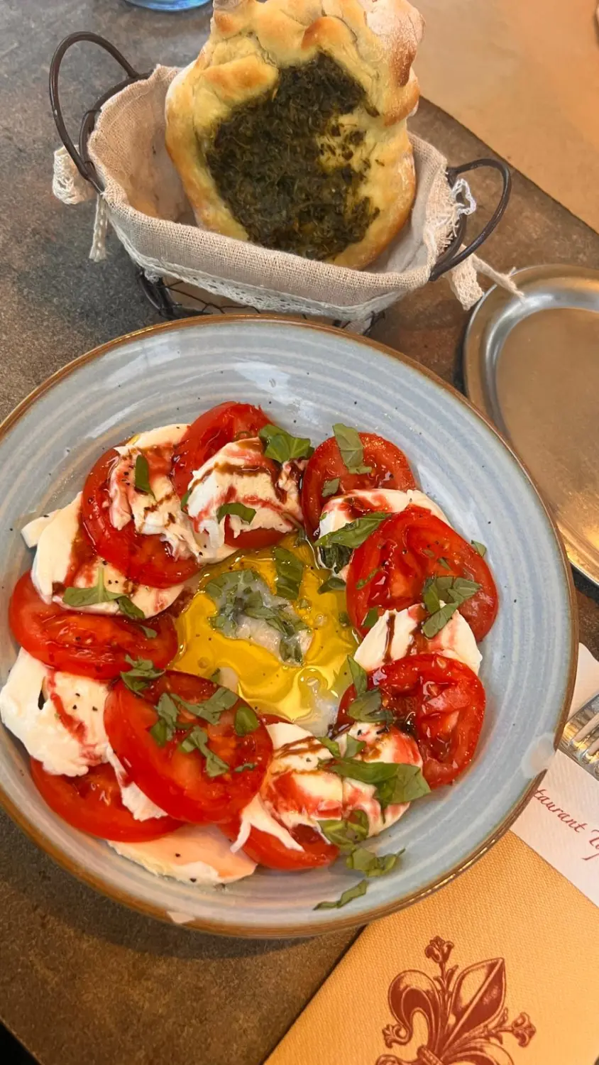 Ein klassischer italienischer Caprese-Salat, oft als Vorspeise (Antipasti) serviert. Restaurant Topinambur