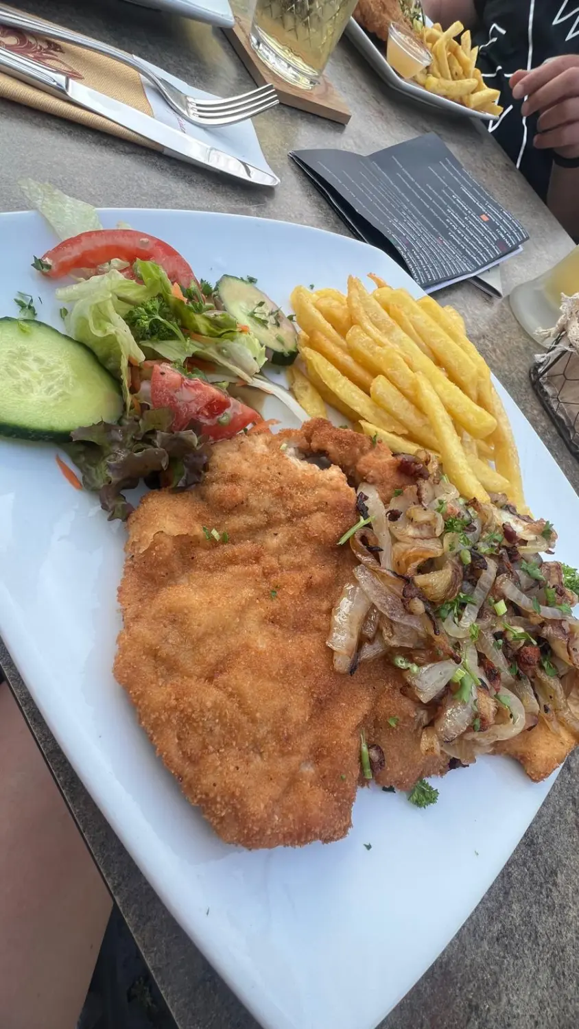 Wiener Schnitzel, ein österreichischer Klassiker. Restaurant Topinambur