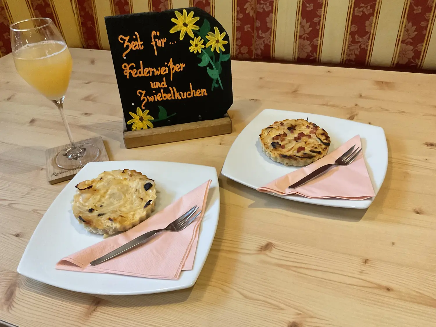 Zwei Portionen Zwiebelkuchen vom Restaurant Topinambur