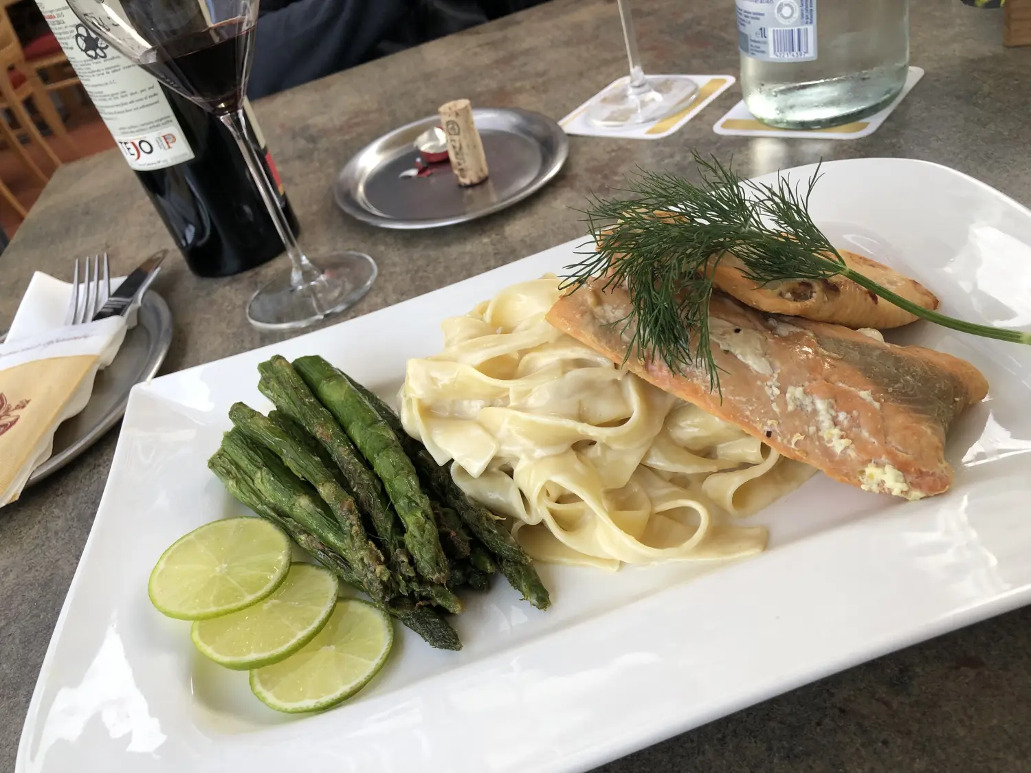 Gebratener Lachs mit Knoblauch-Wein-Sahnesauce vom Restaurant Topinambur