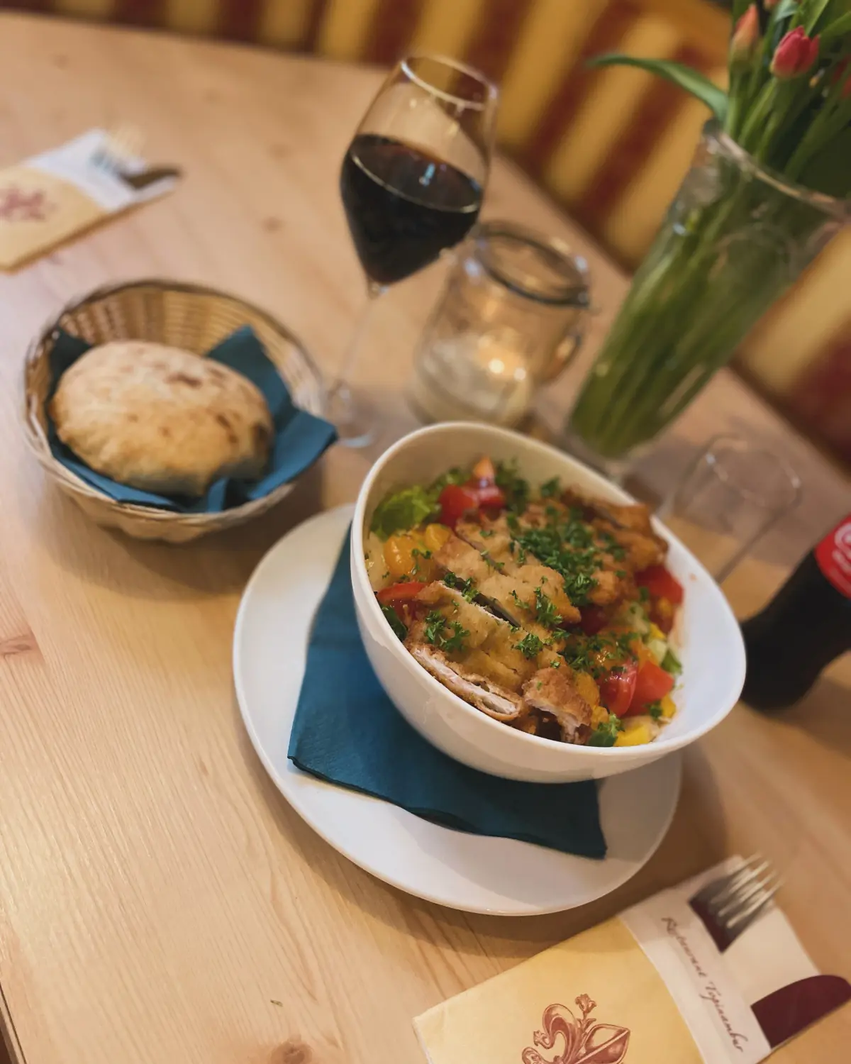 Ein Hähnchen-Gemüse-Gericht, serviert in einer weißen Schüssel. Vom Restaurant Topinambur