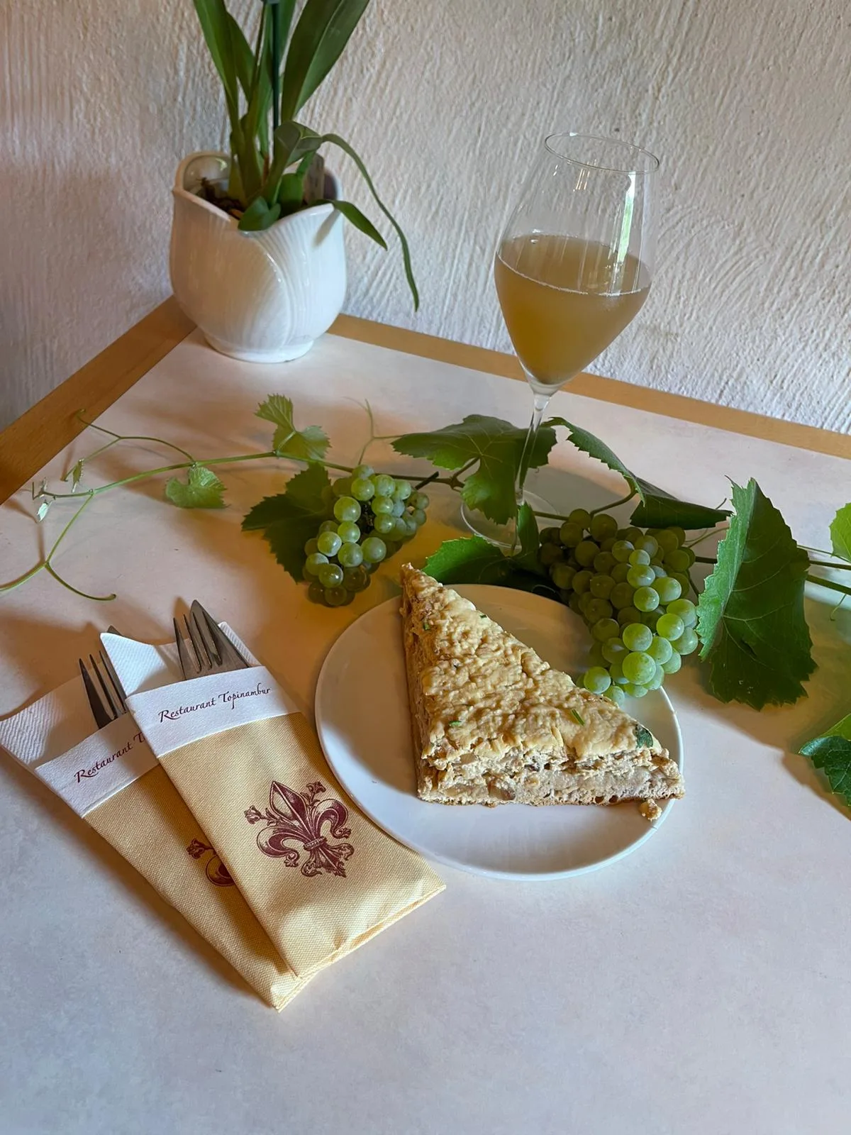 Restaurant Topinambur - Federweisser und hausgebackener Zwiebelkuchen zur Weinernte